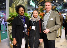 Catherine Njambi en Elseba Nella op bezoek in de stand van de Dutch Flower Group en in gesprek met Hans van Ree.